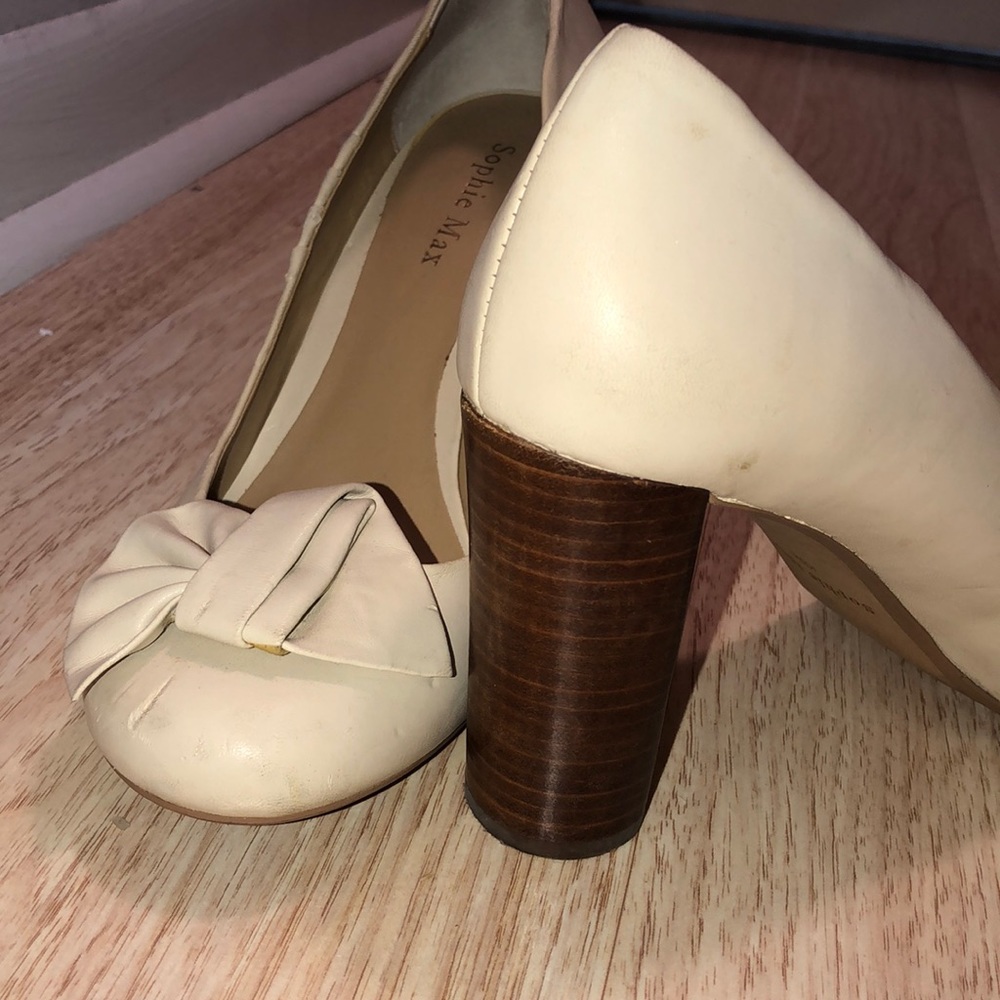 Ivory pumps - Picture 2 of 2